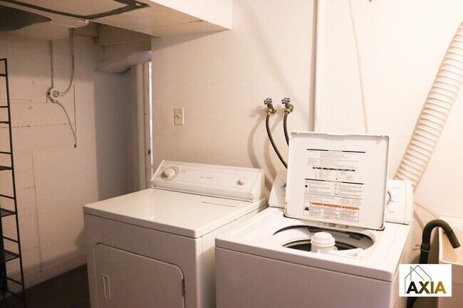 Building Photo - Downing