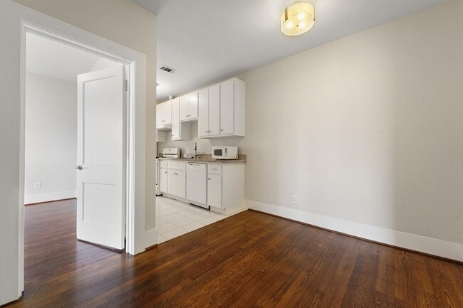 Building Photo - 1135 W Gray St