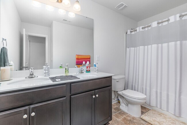 Building Photo - MOVE-IN READY!