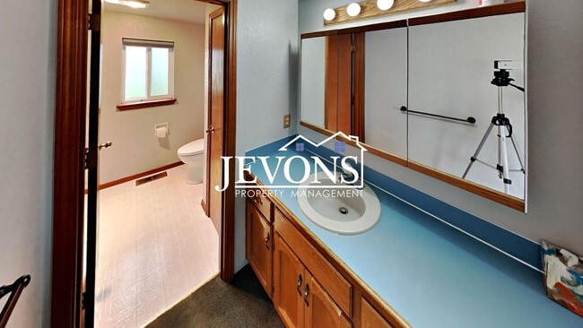 Building Photo - $500 Off First Month! Enjoy this 3-bedroom home featuring a fully equipped kitchen, a two-car att...