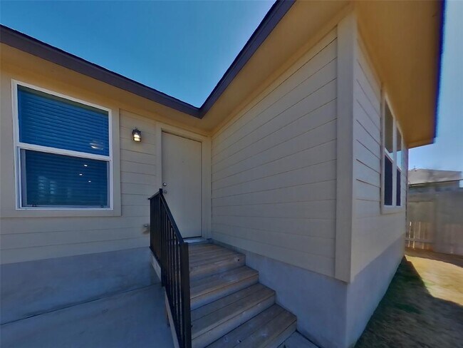 Building Photo - 5300 Saddle Clb Dr