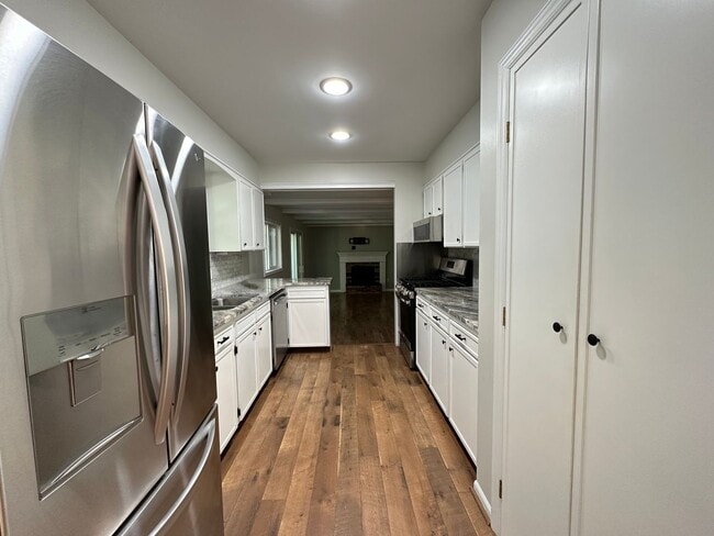 Building Photo - Large 4 bedroom ranch in Forest Hills
