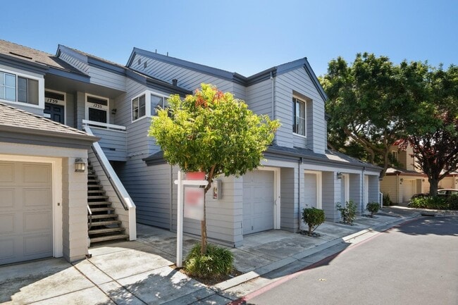 Building Photo - 1735 Parkview Green Cir