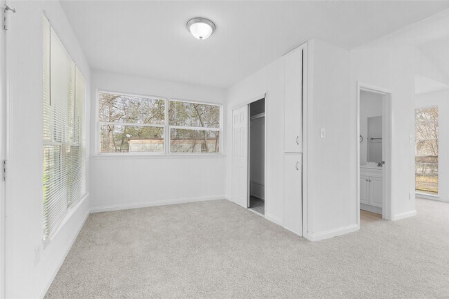 Building Photo - 16643 Lake Cir