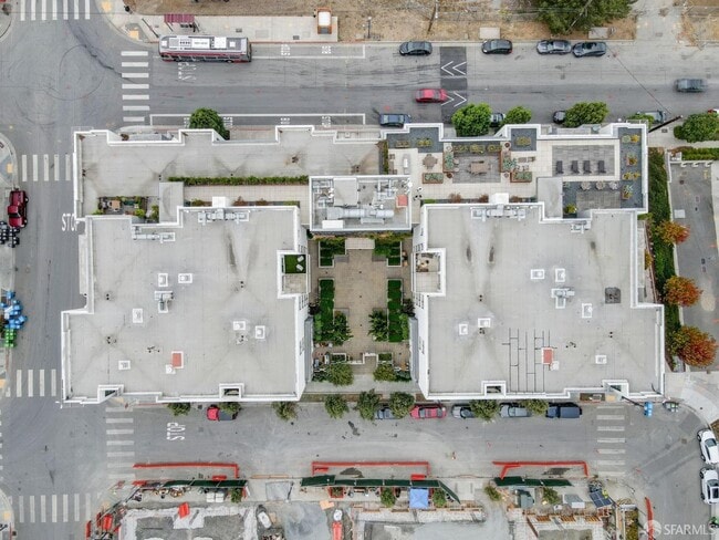 Building Photo - 451 Donahue St