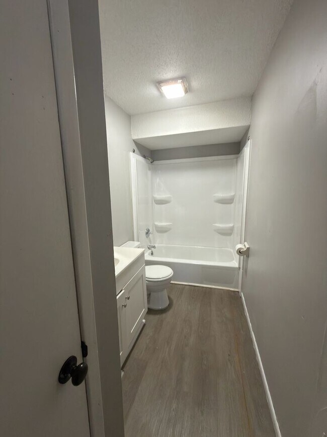 Building Photo - 747 S Nettleton Ave