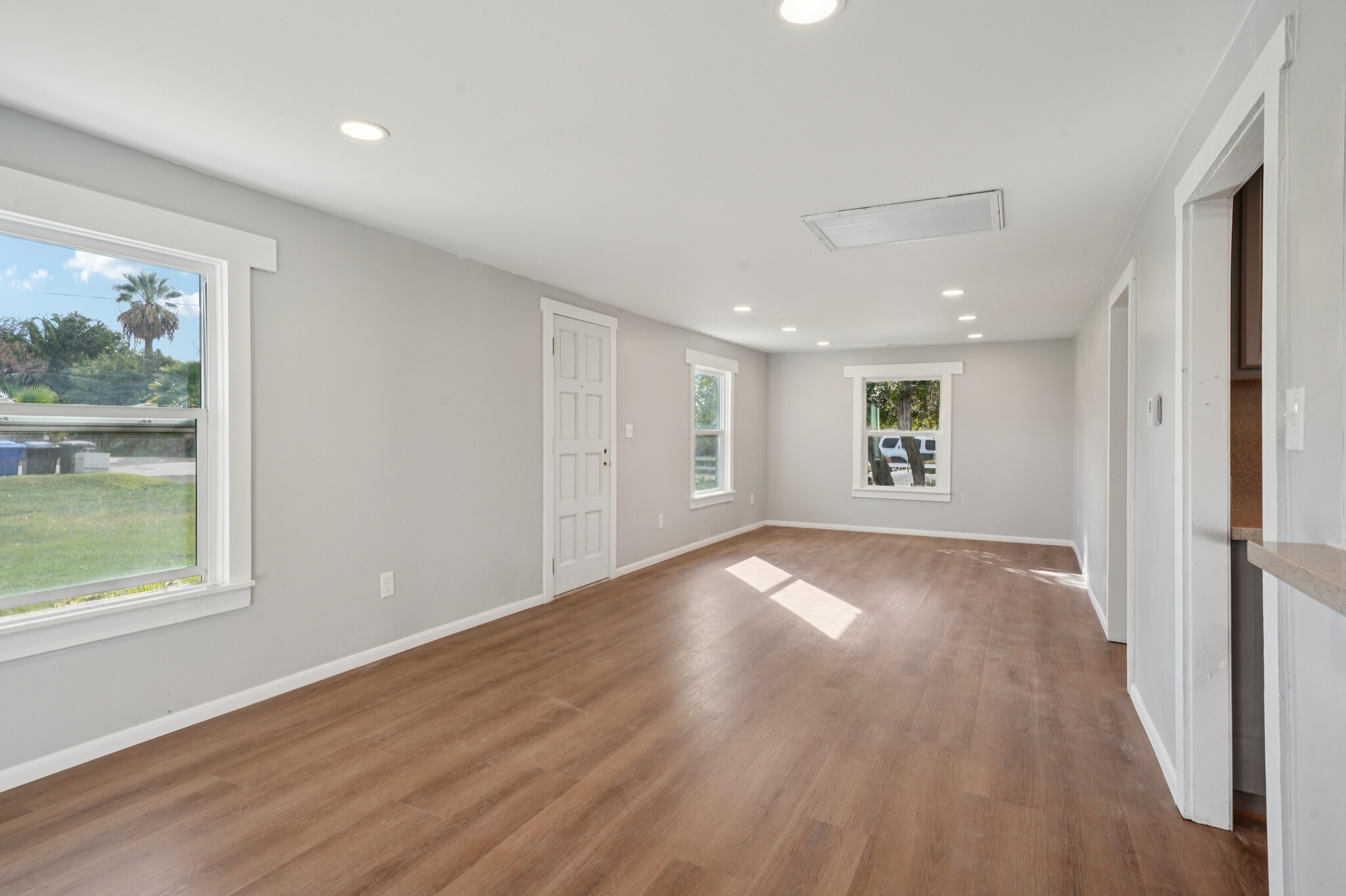 Building Photo - 1842 E Victoria Ave