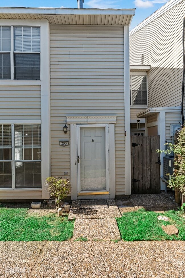 Building Photo - End Unit in Cobblestone with covered parking