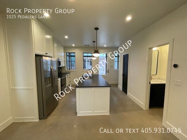 Building Photo - 1025 Pedalers Ln