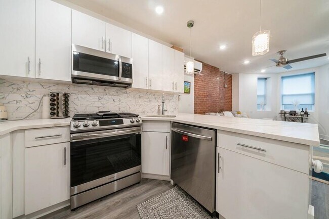 Building Photo - 1028 Hudson St