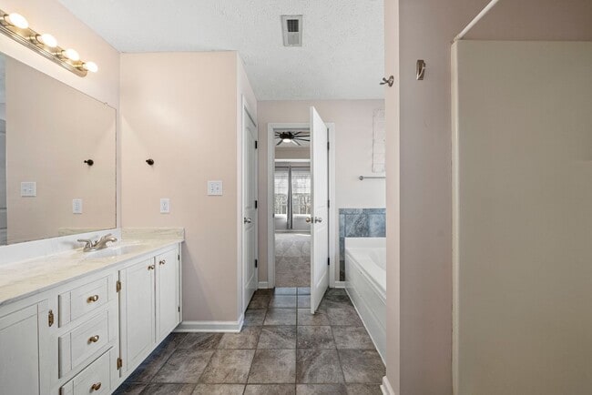 Building Photo - Pet Friendly Five Bedroom with Basement!