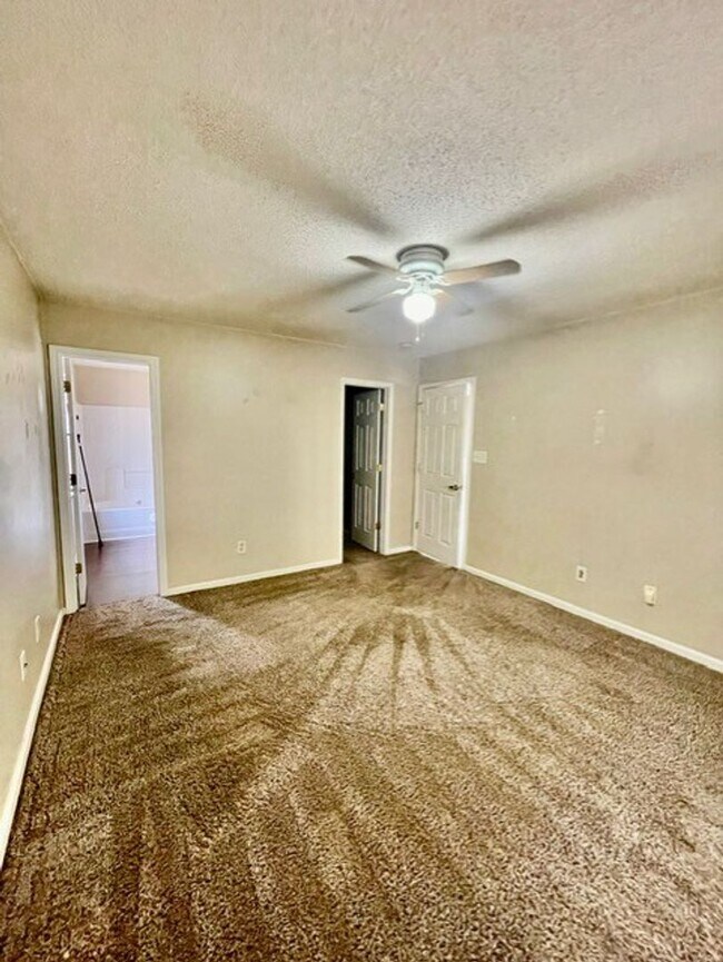 Building Photo - Must see this Adorable 3 bedroom 2 bath 2 garage home . Located in the Reedy Creek Plantation