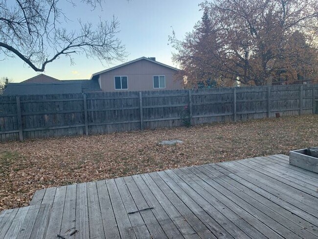 Building Photo - Lovely 3 Bedroom 1 Bath Ranch-Style House ...