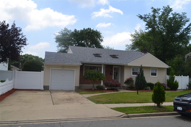 Primary Photo - 16 Frank Ave