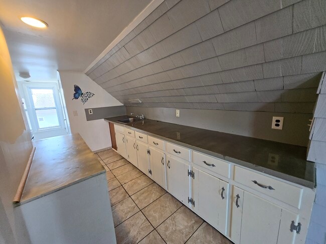 Building Photo - 25 Oneco St