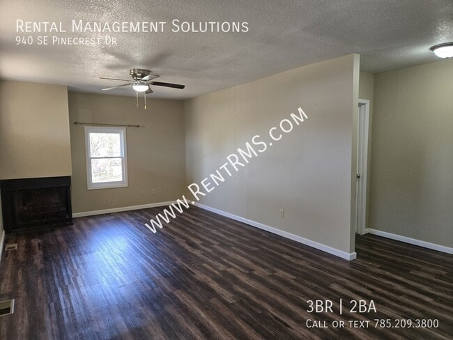 Building Photo - 940 SE Pinecrest Dr