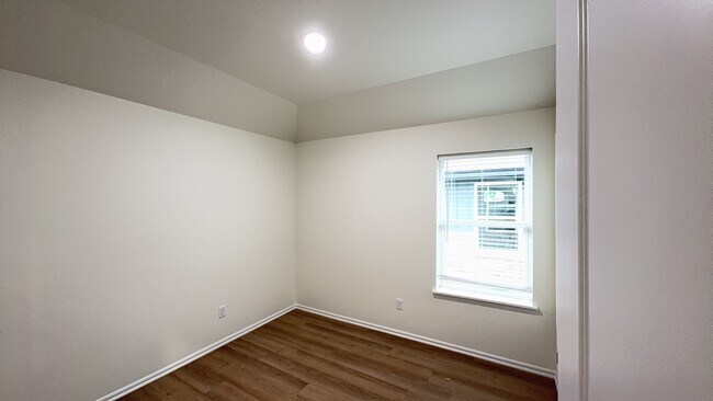 Building Photo - 3 Bedroom 2 Bath 2 Car Garage Duplex in Gr...