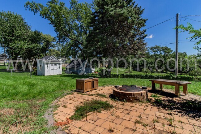 Building Photo - Stunning 3 Bedroom / 2.5 Bathroom | S. 48t...