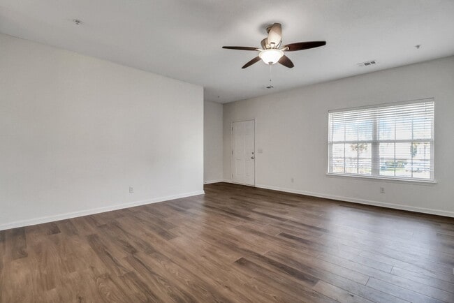 Building Photo - 324 Laurel Oak Ln
