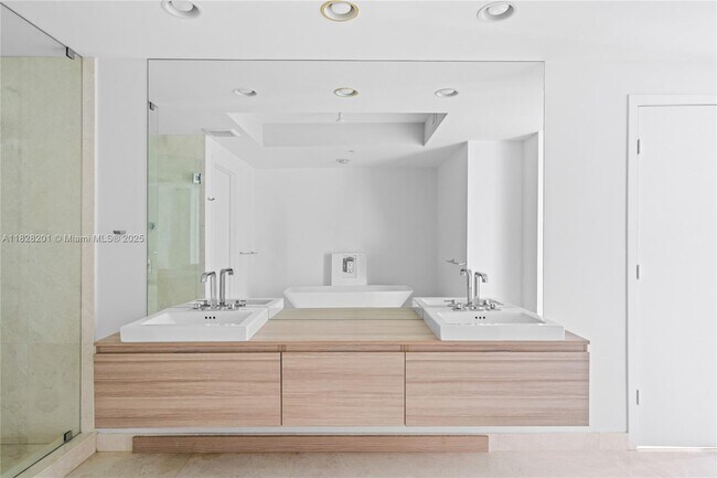 Building Photo - 17111 Biscayne Blvd