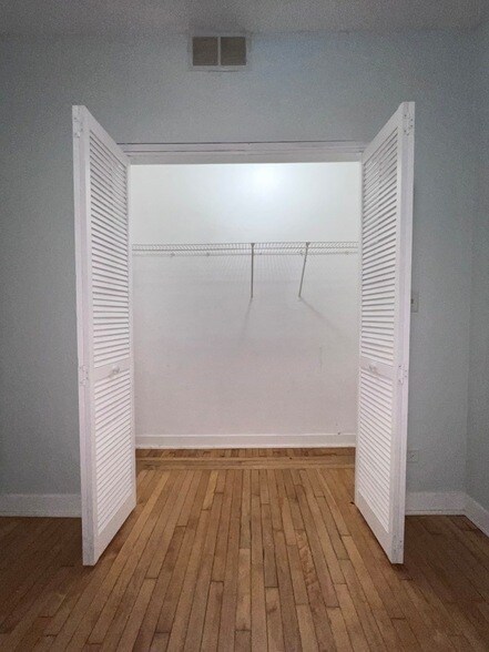 Building Photo - 1119 W 72nd St