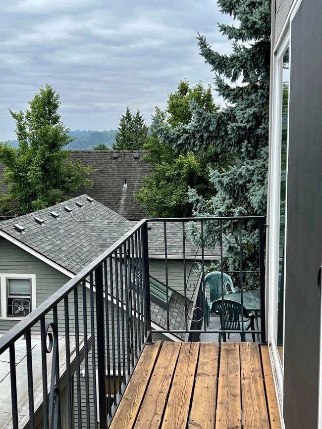 Building Photo - Spacious 4BR Townhome with AC, W/D, Garage...