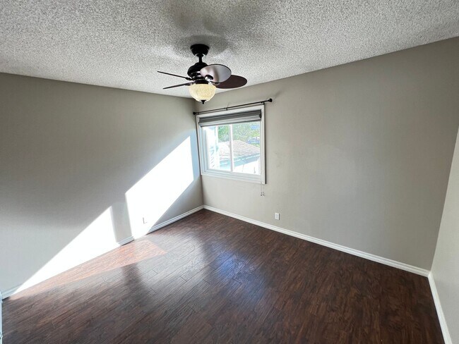 Building Photo - Dazzling Lake Summit Lake View Single Family Home!