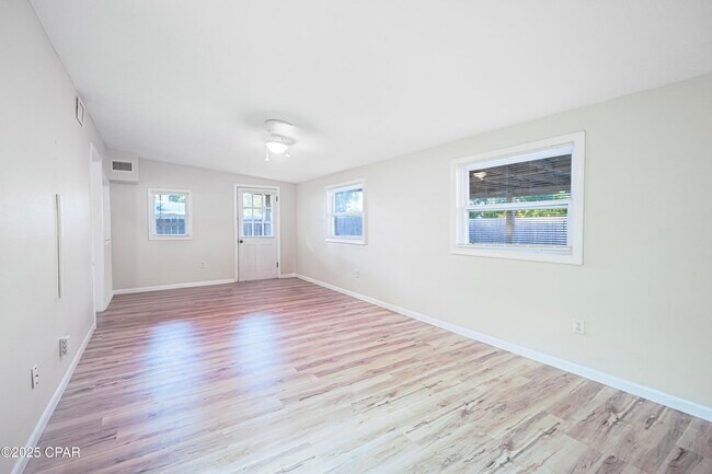 Building Photo - 1504 W 13th St