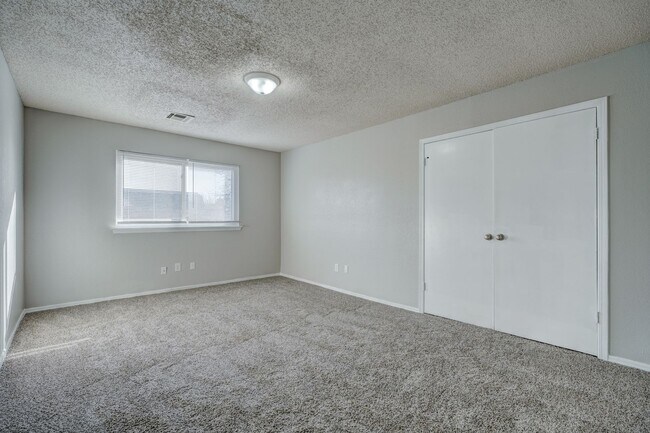 Building Photo - 4 bed, 2 bath home in Yukon