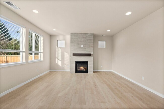 Building Photo - 16212 8th Ave E