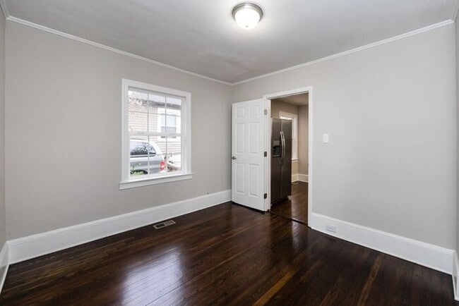 Building Photo - Recently Updated 1BA/1BA Duplex Home with ...