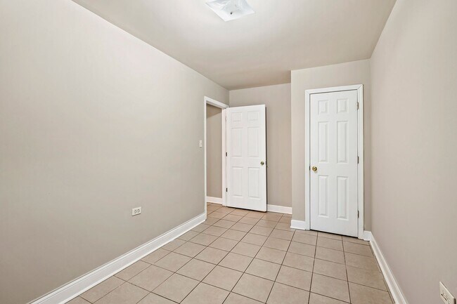 Building Photo - 4851 S Prairie Ave