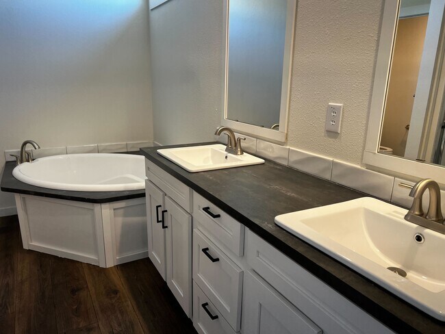 Building Photo - 100 Biloxi Ct