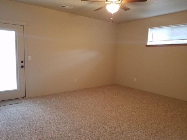 Building Photo - 1050 SW Princeton Pl