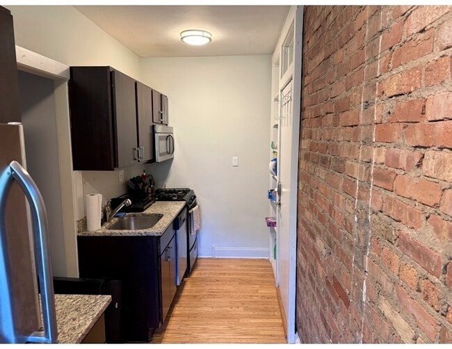 Building Photo - 915 W Schubert Ave