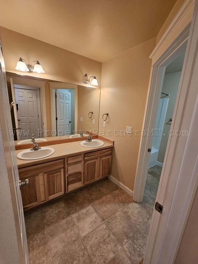 Building Photo - Very Nice - 3 Bed 2.5 Bath Townhouse