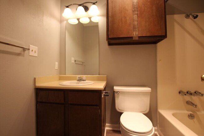 Building Photo - Coming Soon! 2 bed 2 bath Apartment in Sou...
