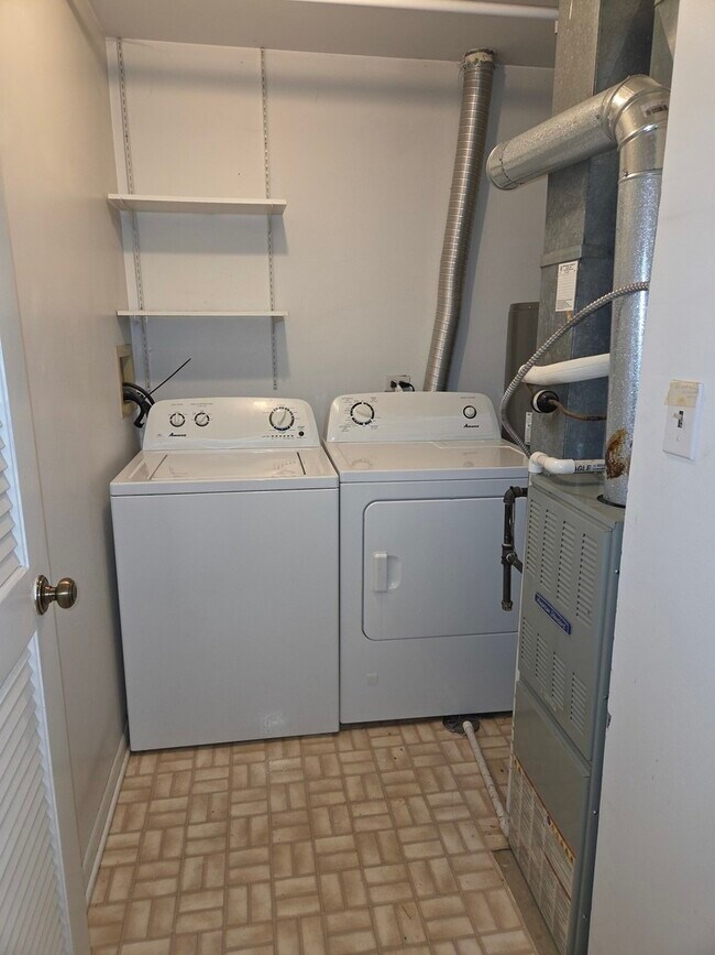 Building Photo - 1115 Regency Ct