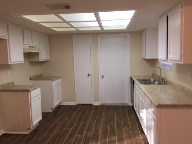 Building Photo - 8323 Quail Hills Dr