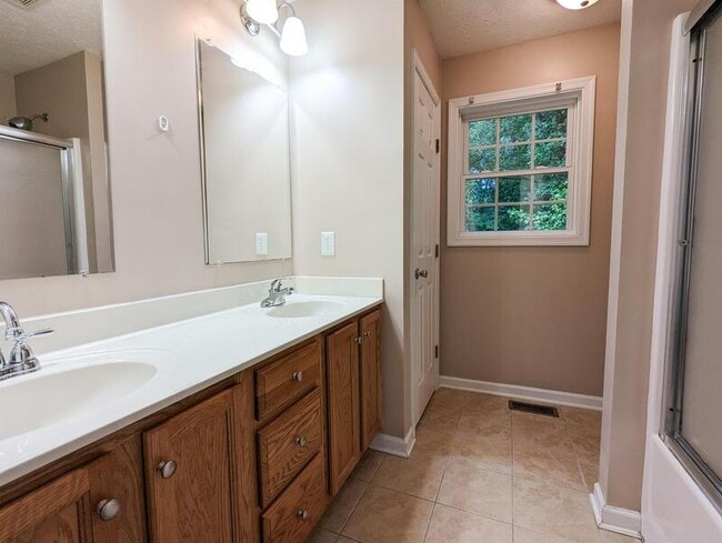 Building Photo - 726 Crestwood Cir