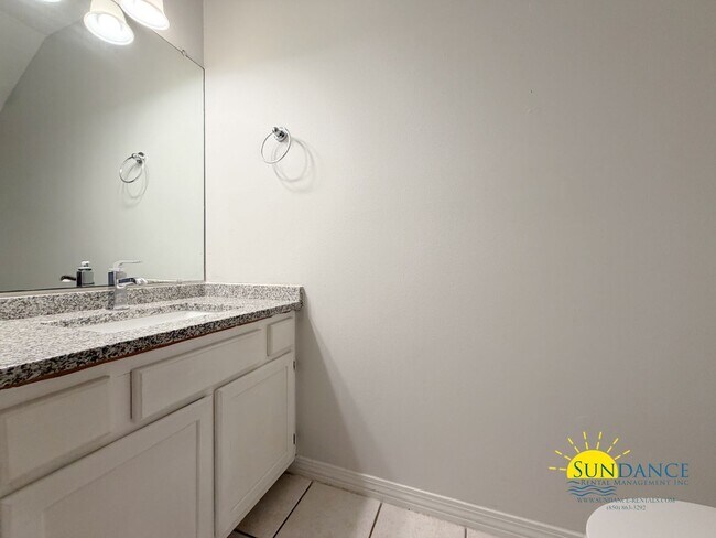 Building Photo - Great 2 Bedroom Townhouse in Fort Walton!