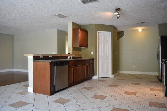 Building Photo - Avalon Park Pool Home - Gated Street - 7 B...