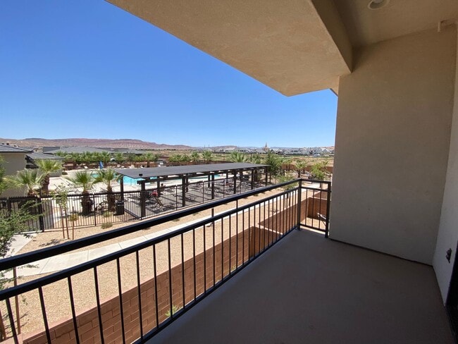 Building Photo - SPACIOUS TOWNHOME AVAILABLE FOR RENT