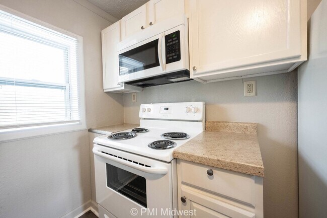 Building Photo - "Cozy 1-Bedroom Retreat: Perfectly Located Gem in Greenfield, IN!"