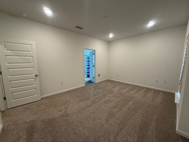 Building Photo - Beautiful 3/2 Single Family house with 2 car garage