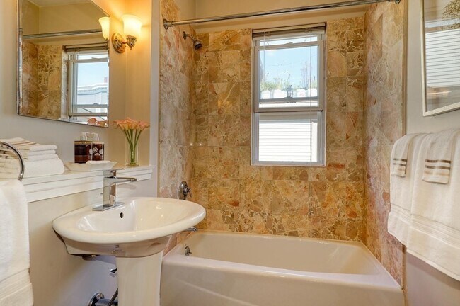 Building Photo - 98 Amory St