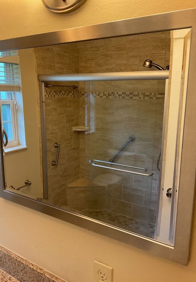 Building Photo - Beautiful Remodeled Home In Floral Park Neighborhood