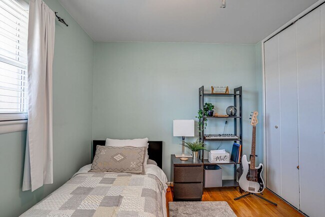 Building Photo - Gorgeous single-family home close to Belvo...