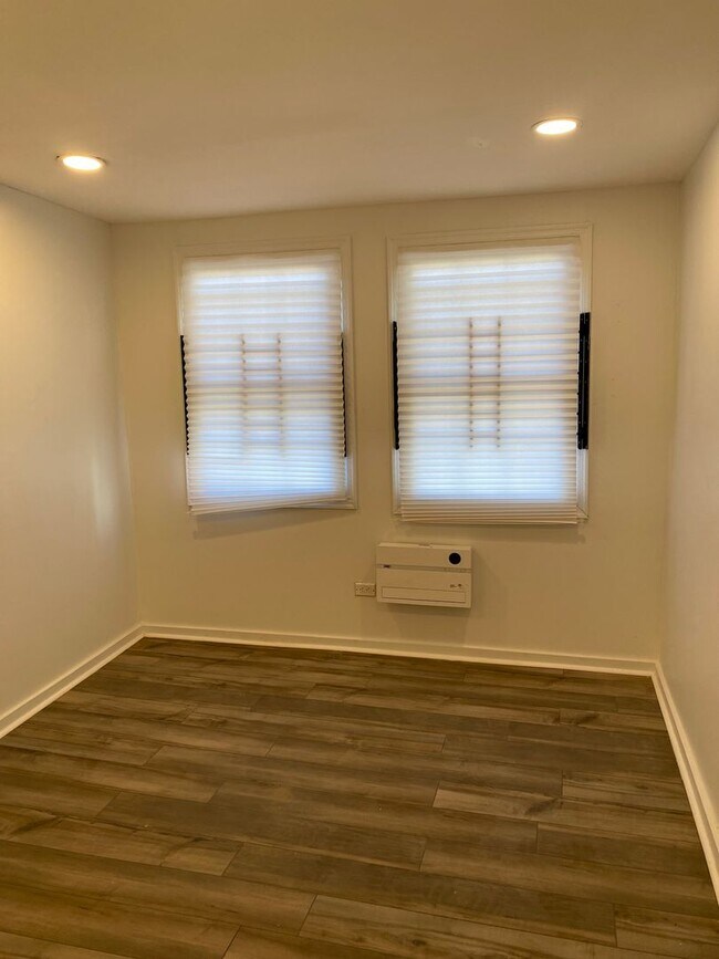 Building Photo - 1725 Monument St