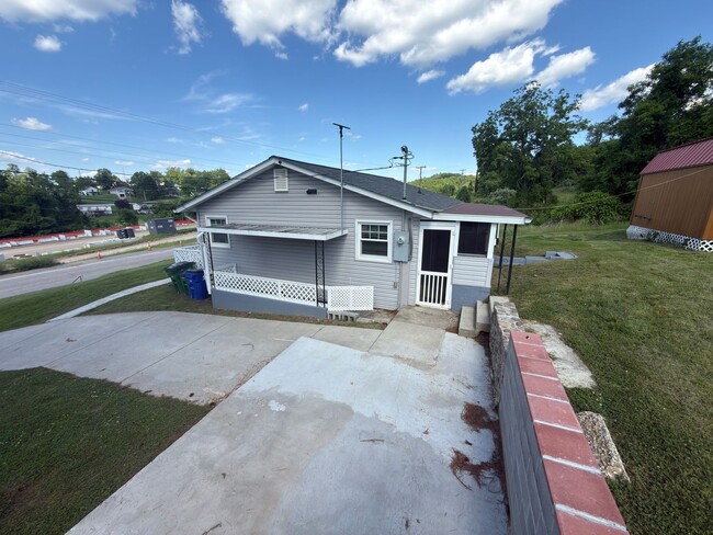 Building Photo - Christiansburg, 3 BR / 1 BA, Available for rent